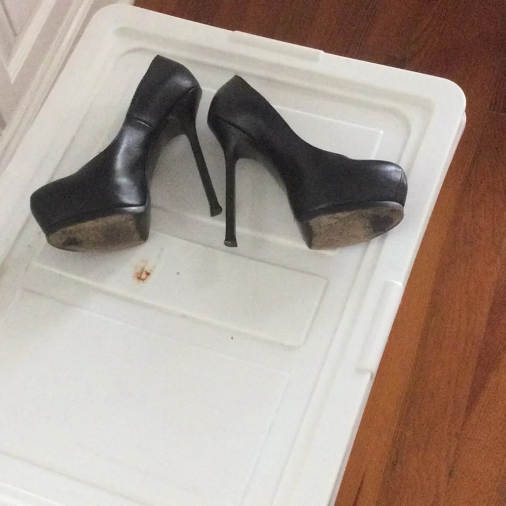 Classic Black Women's Round-Toe Pumps - Picture 2 of 2